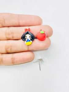 Tiny Princess and the apple