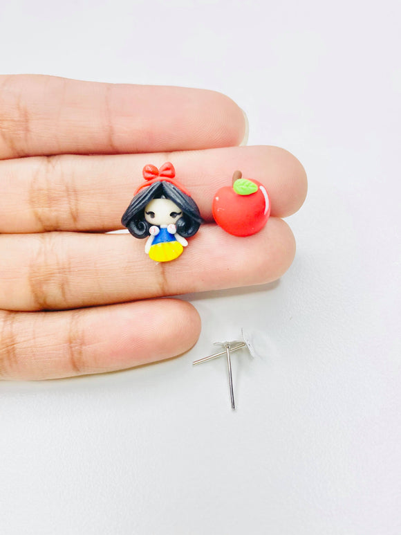 Tiny Princess and the apple
